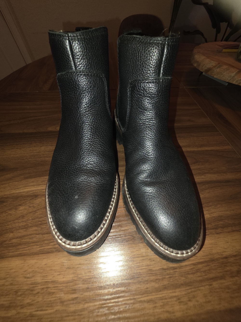 Unisex - Chelsea-style boots with elasticated side panels and pull tabs.